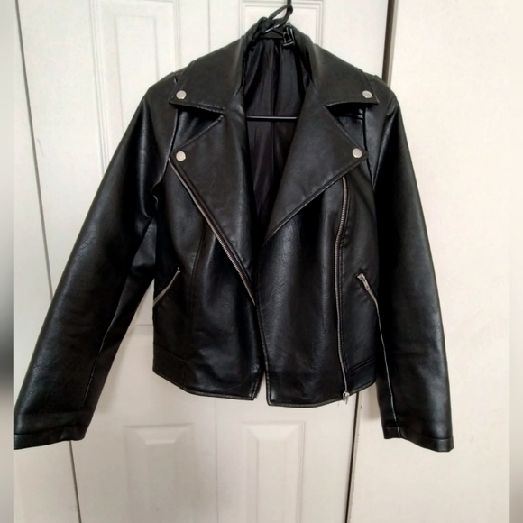 Forever 21 Jackets & Blazers - Forever 21 faux leather moto jacket